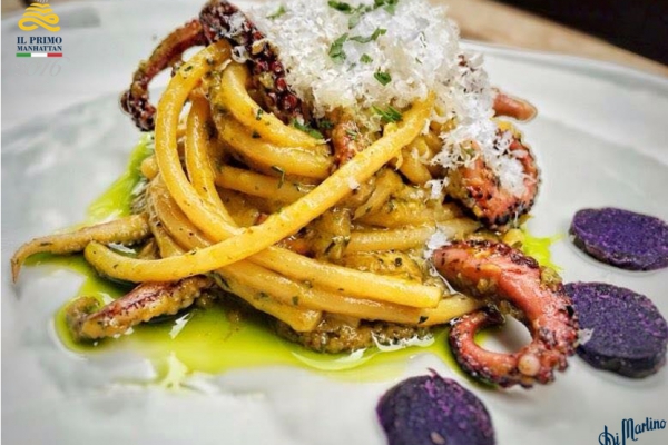 Spaghetti di Gragnano IGP Di Martino con polpo del Mediterraneo alla Nerano mantecato con zucchine croccanti, pecorino, basilico, prezzemolo e menta