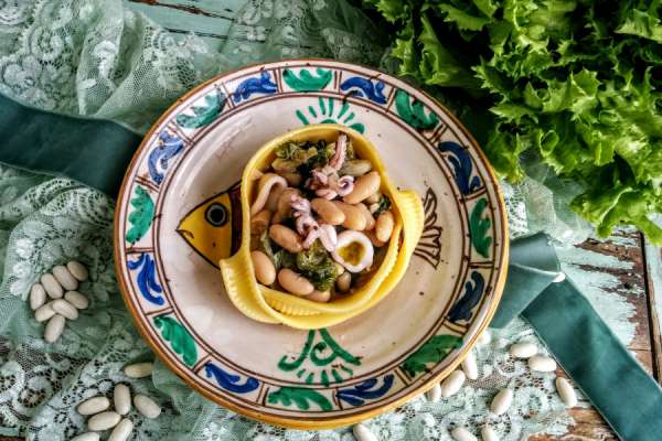 Caccavella di Gragnano con zuppa di fagioli, scarola e calamaretti