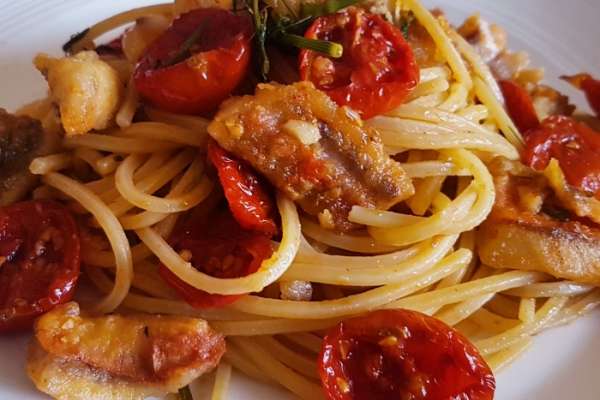 Spaghettone con filetti di triglia, pomodorini confit e finocchietto