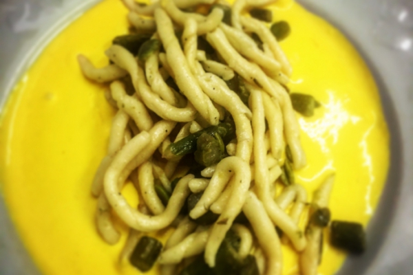 Strozzapreti con asparagi e favette su crema di zafferano del Montefeltro