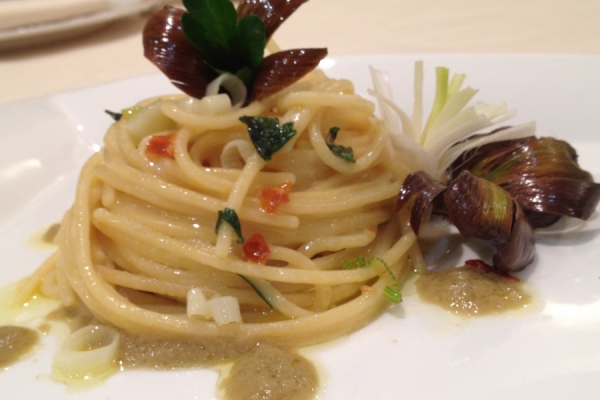 L'abbraccio della festa: vermicelli aglio fresco, olio e peperoncino con carciofo arrostito  