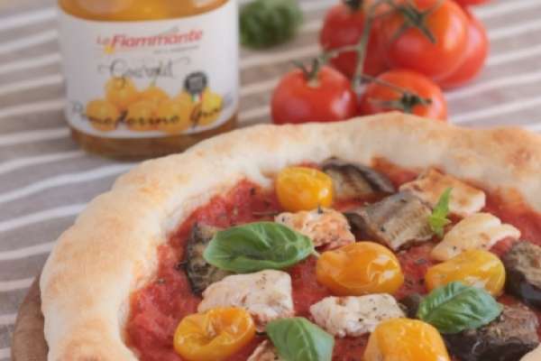 Pizza napoletana gourmet con datterino giallo, pesce spada e melanzane grigliate