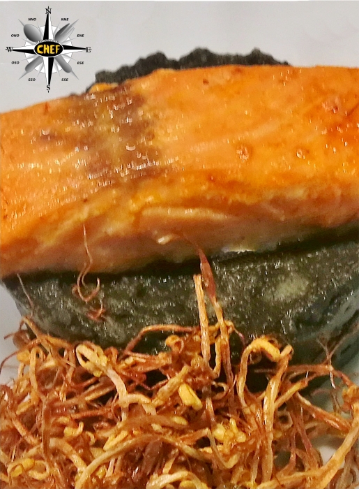 Salmone delle Fær Øer con harissa, sciroppo d'acero e germogli di azuki verdi
