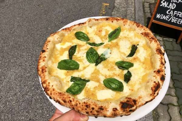 Pizza Margherita Gialla Napoletana